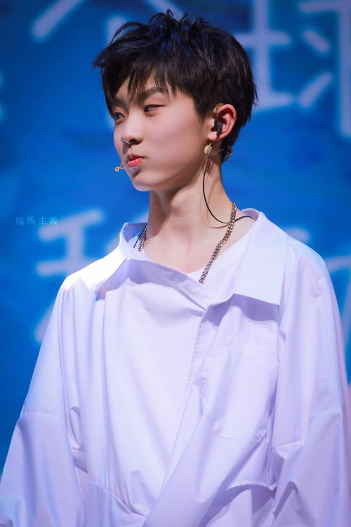 家长手持马嘉祺人形立牌接考生现场照片