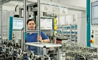 汽车零部件供应商工厂内部工作场景