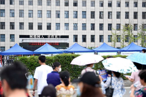 高考学生走出考场微笑面对镜头