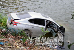 一辆白色轿车沉入湖中