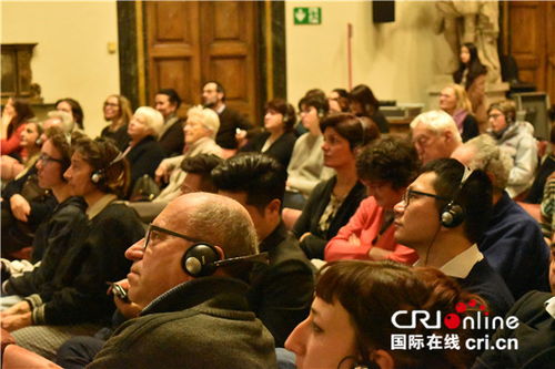 观众认真聆听演讲