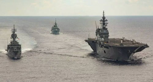 日本军舰跟踪中国航母