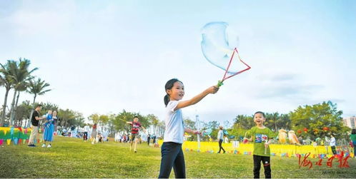 孩子们在公园玩耍背景为网红秋千