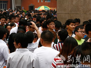 复读生走出考场被同学热情迎接