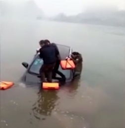 亲身经历：打车去面试，却被女司机‘送’进了湖里？