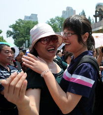 高考结束后考生与家长相拥而泣