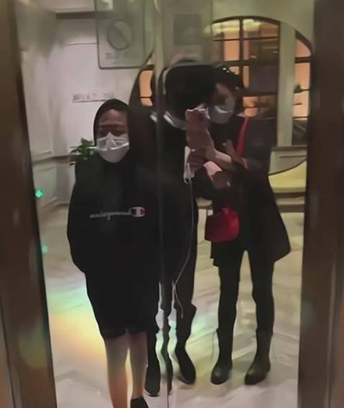 母子两人开心地一起散步聊天