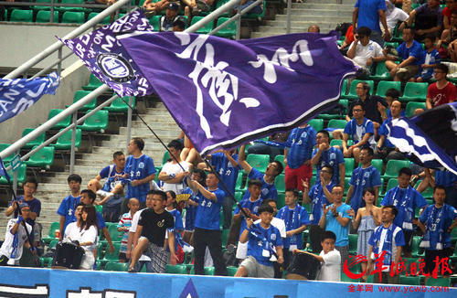 球迷手持城市旗帜助威