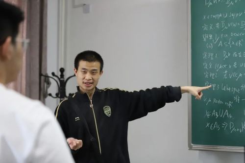 韦东奕：舆论喧嚣之外，其实他只想安静地讲数学