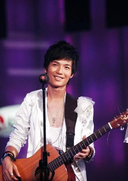 陈楚生在《歌手2025》舞台上演唱《将进酒》