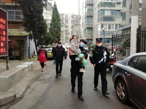 城市街道上城管人员巡逻检查噪音源