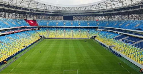 重庆龙兴球场外球迷守候