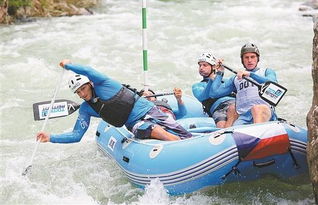 女孩在漂流中被高压水枪攻击