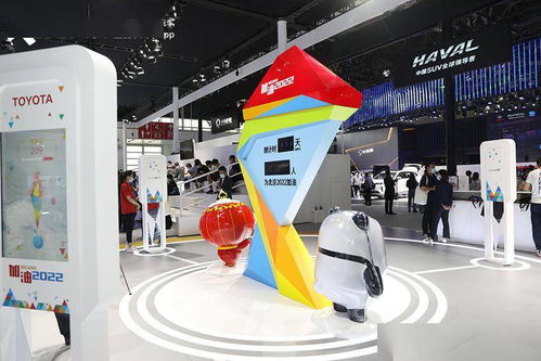 年轻创作者在展台前互动