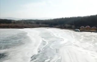 车辆滑入湖中瞬间