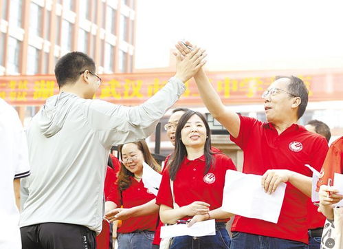 送考老师和考生击掌加油