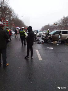 车祸现场人群围观