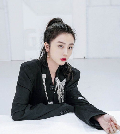 韦雪在镜头前认真讲解产品