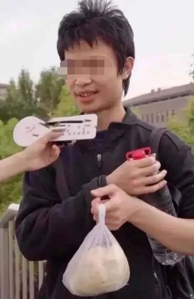 韦东奕日常生活照，穿着简单