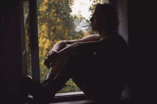 夜晚独自躺在床上沉思的高中生