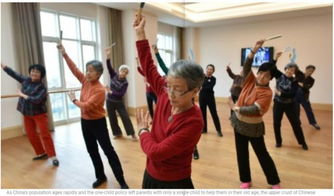 中国各地退休老人享受生活场景图