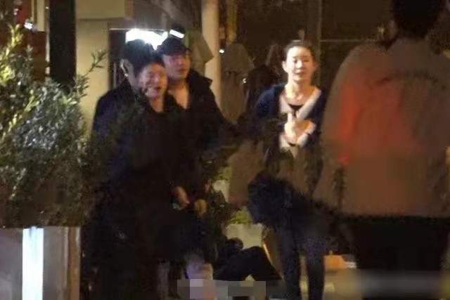 梁潮平与友人聚会