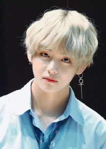 粉丝举牌欢迎金泰亨退伍