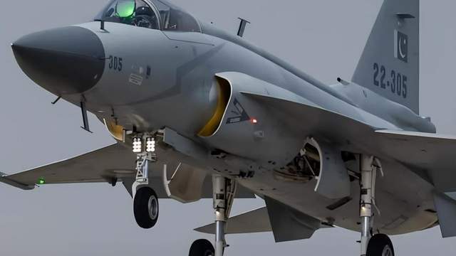 除了歼-10CE，枭龙战机最新型号也亮相央视！这些外贸明星装备你不能不知道