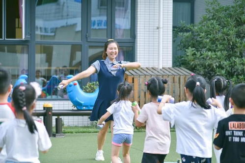 一群高中生在学校门口准备乘车去考试场景