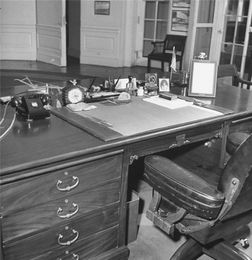 整齐的办公桌与热茶