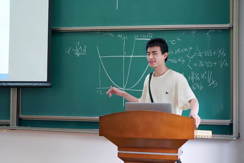 韦东奕在实验室专注研究