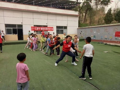 志愿者在乡村小学为孩子们上课