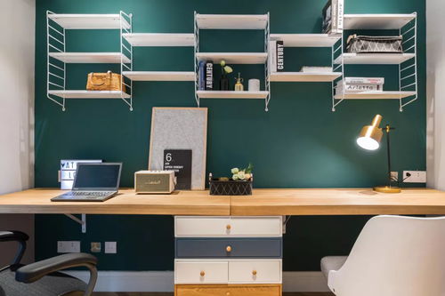 一位年轻人在书桌前专注写作