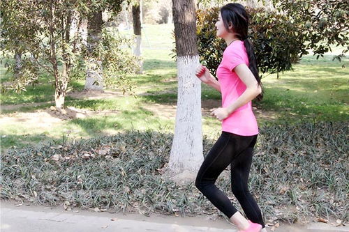 一位女性在跑步锻炼身体