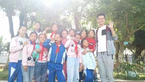 高考学生在阳光下微笑