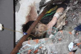 废墟中孩子的照片