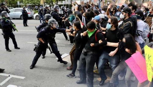 洛杉矶街头拉美裔社区抗议现场