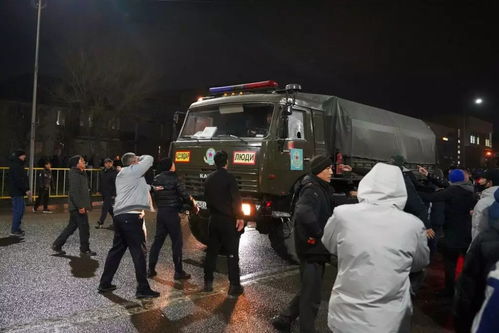 示威者与警方对峙画面