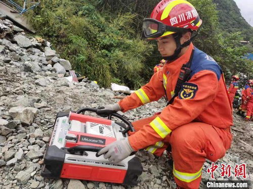 消防员在现场进行搜救工作