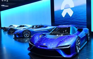 蔚来汽车夜间行驶在路上