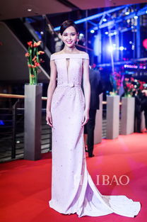 唐嫣在红毯上优雅走过的照片