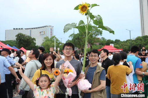 家长手持向日葵迎接考生