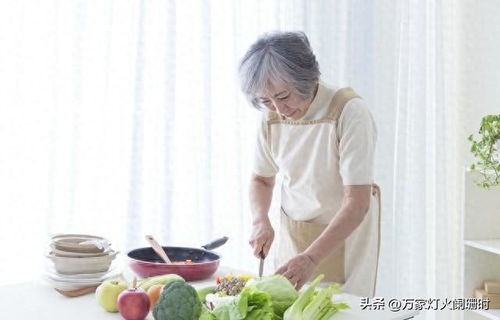 母亲在厨房做饭