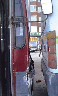 重庆学生公交上被老大爷用手铐铐住，事件背后真相令人震惊！