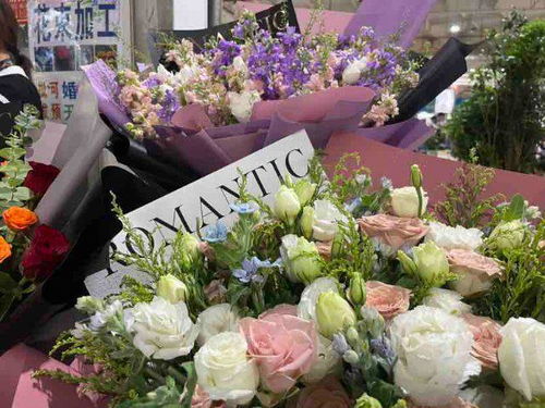 家长手持花束在校门口等待考生