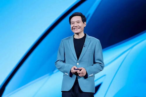 雷军站在小米SU7 Ultra旁微笑