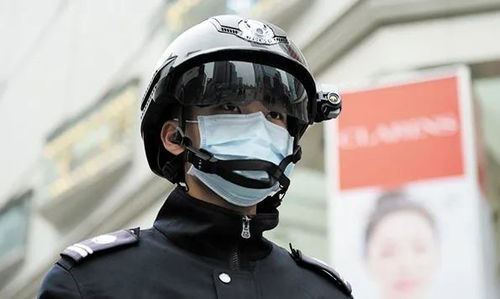 凌晨电梯厅惊魂一幕！“头盔男”抱起女子压倒在地，警方已介入调查