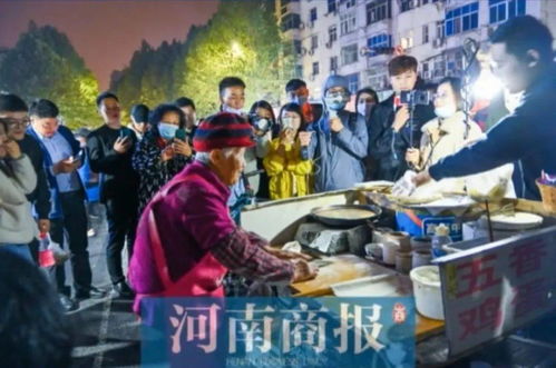 街头人群围观赌王孙女摆摊