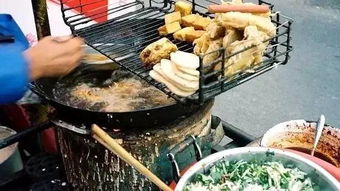 馆长在上海品尝地道小吃