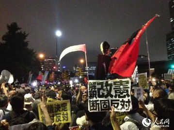 洛杉矶夜空下的抗议人群与火焰